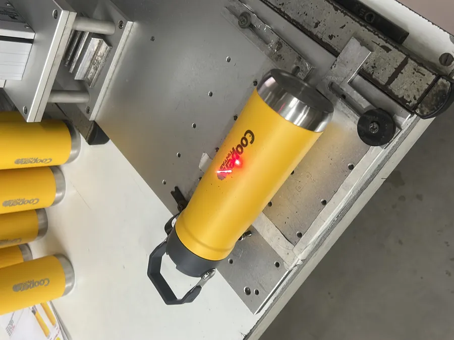 Gravação a Laser em brindes — produção própria da Ápice em Goiânia